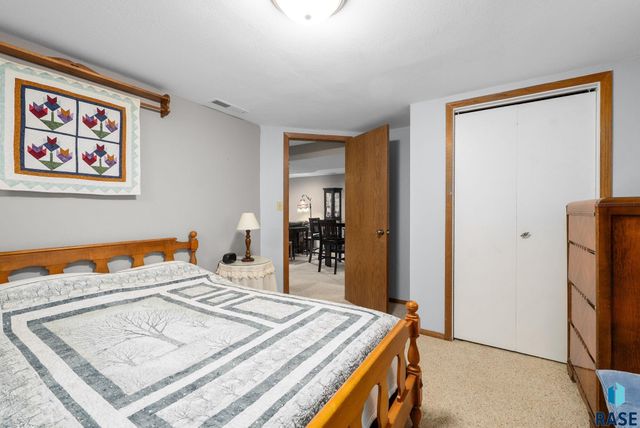 7401 N Cliff Ave Avenue, Sioux Falls, SD 57103