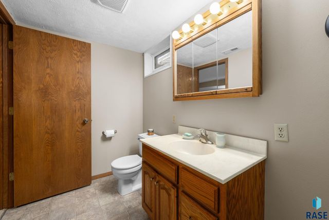 7401 N Cliff Ave Avenue, Sioux Falls, SD 57103