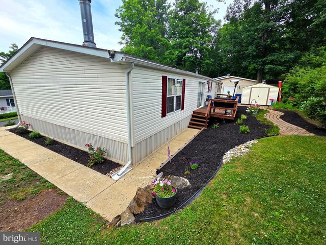 1 SHADYWOOD DR, Quakertown, PA 18951