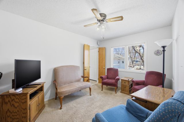 305 21st Avenue N, Fargo, ND 58102