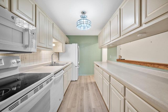 1654 Carriage LANE, New Berlin, WI 53151