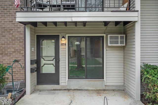 1654 Carriage LANE, New Berlin, WI 53151