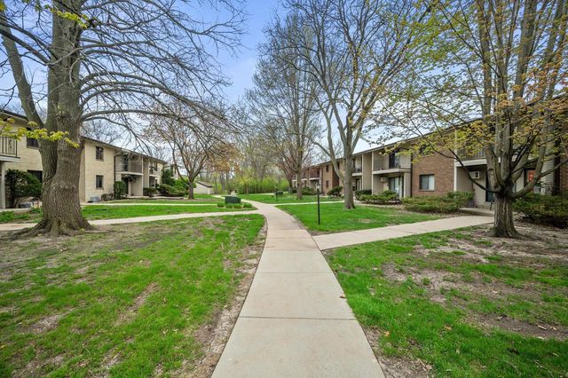 1654 Carriage LANE, New Berlin, WI 53151