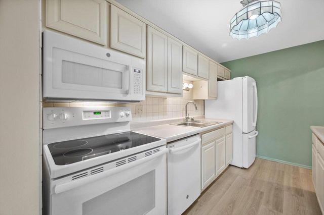 1654 Carriage LANE, New Berlin, WI 53151