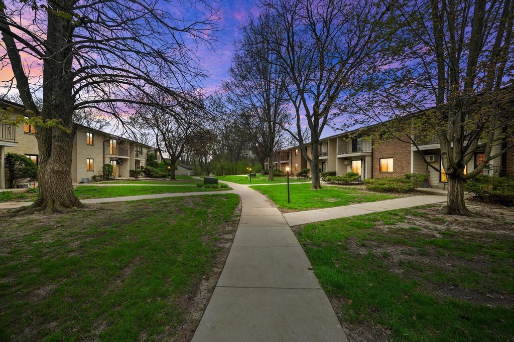 1654 Carriage LANE, New Berlin, WI 53151