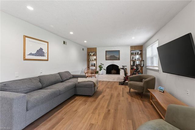 4148 Edinburgh DR, Virginia Beach, VA 23452