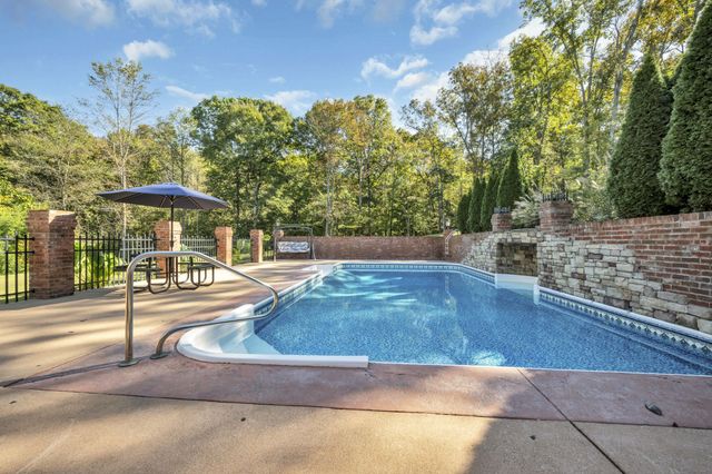 1194 Spann Rd, Charlotte, TN 37036