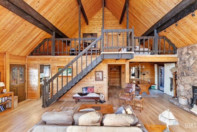 24450 Oaktree Court, Tehachapi, CA 93561