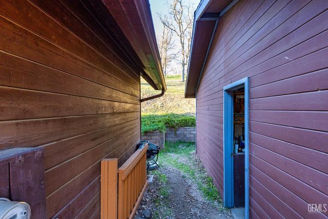 24450 Oaktree Court, Tehachapi, CA 93561