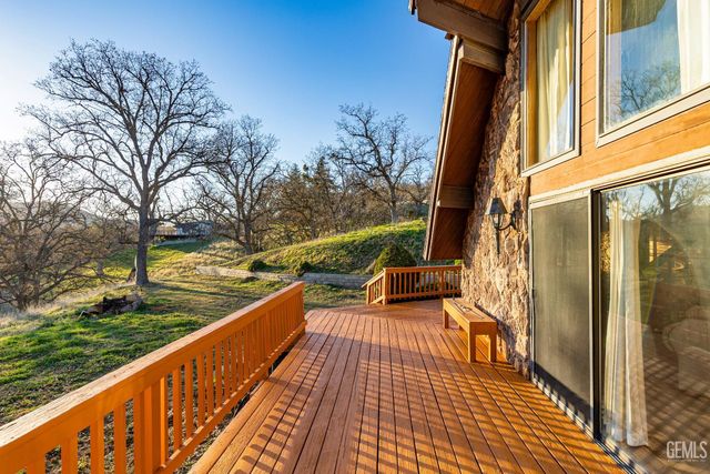 24450 Oaktree Court, Tehachapi, CA 93561