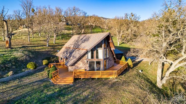 24450 Oaktree Court, Tehachapi, CA 93561