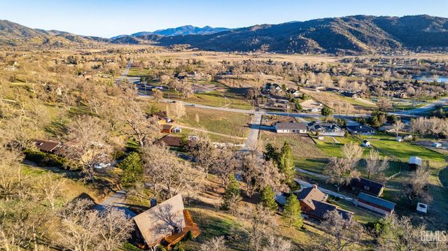 24450 Oaktree Court, Tehachapi, CA 93561