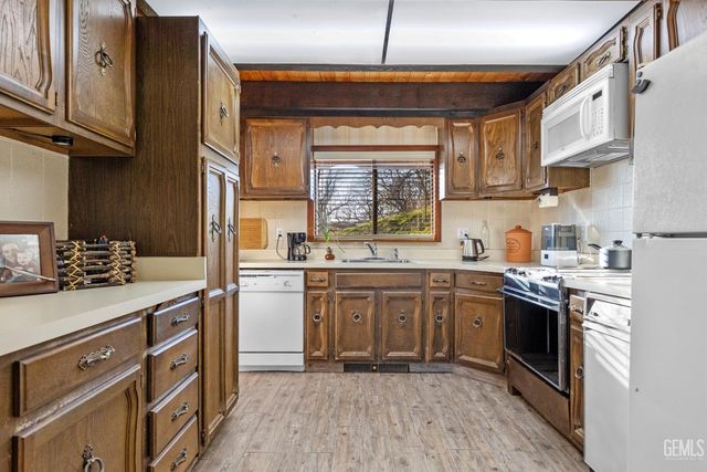 24450 Oaktree Court, Tehachapi, CA 93561