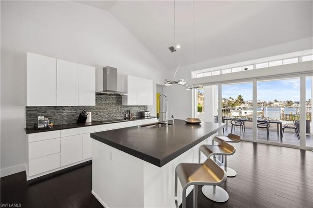 299 Mermaids Bight, Naples, FL 34103