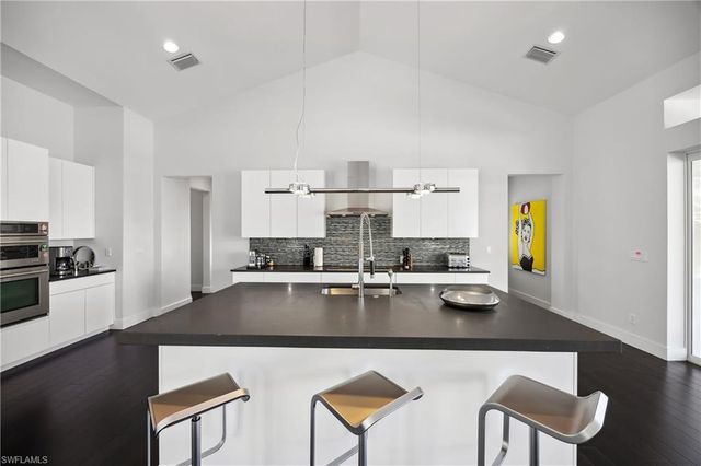 299 Mermaids Bight, Naples, FL 34103