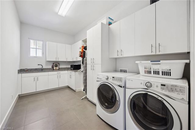 299 Mermaids Bight, Naples, FL 34103