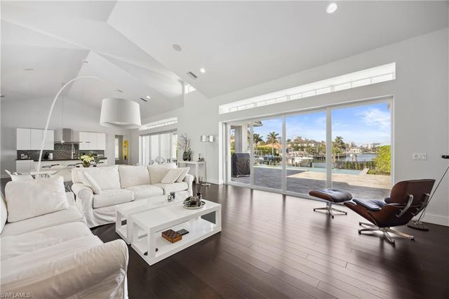 299 Mermaids Bight, Naples, FL 34103
