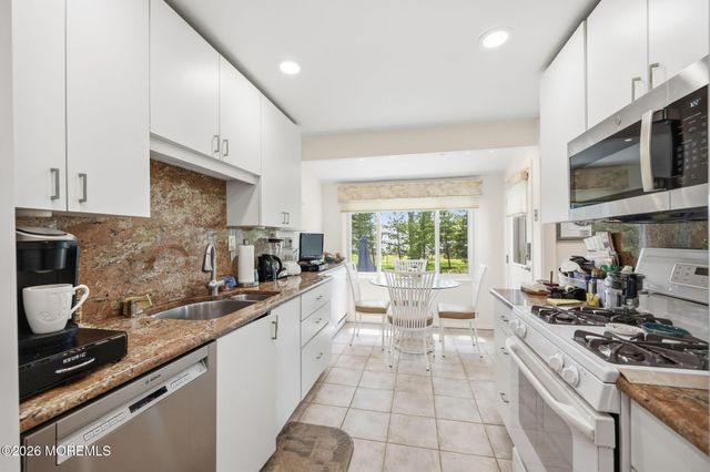 7 Kilmer Drive, Manalapan, NJ 07726