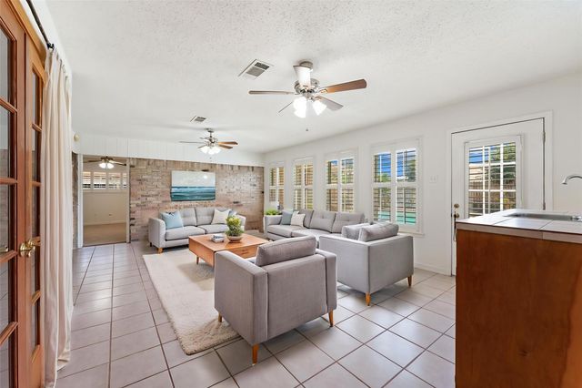 983 W Donovan Street, Houston, TX 77091