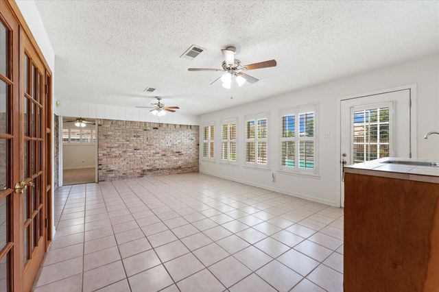 983 W Donovan Street, Houston, TX 77091