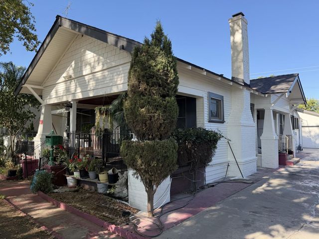 208 Yosemite Avenue, Modesto, CA 95351