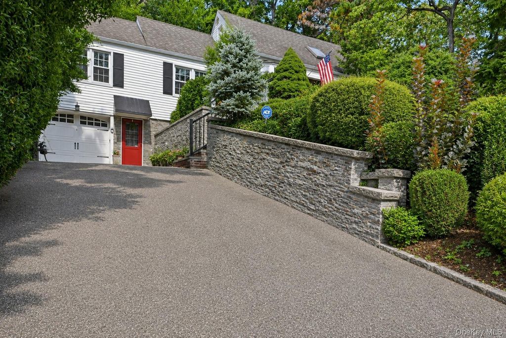40 Cliftwood Drive, Huntington, NY 11743 — photo 2