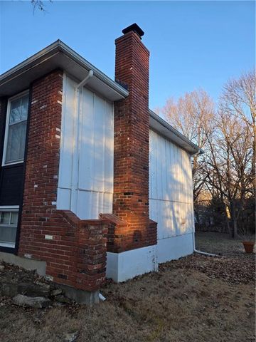 5711 Westgate Street, Shawnee, KS 66216