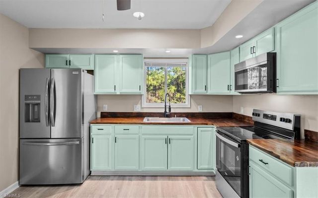 7489 Riverside Road, Seagrove, NC 27341