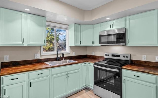 7489 Riverside Road, Seagrove, NC 27341