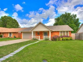 700 S Willowood Drive, Yukon, OK 73099
