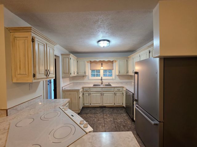 93 Penny Lane, Albany, KY 42602