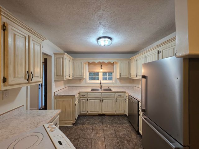 93 Penny Lane, Albany, KY 42602