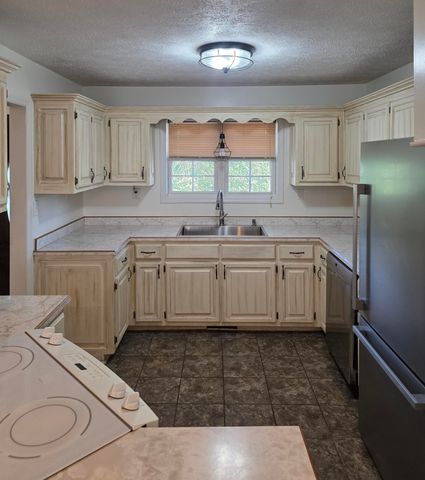 93 Penny Lane, Albany, KY 42602