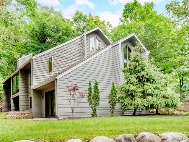 13900 Hill Ridge Drive, Hopkins, MN 55305