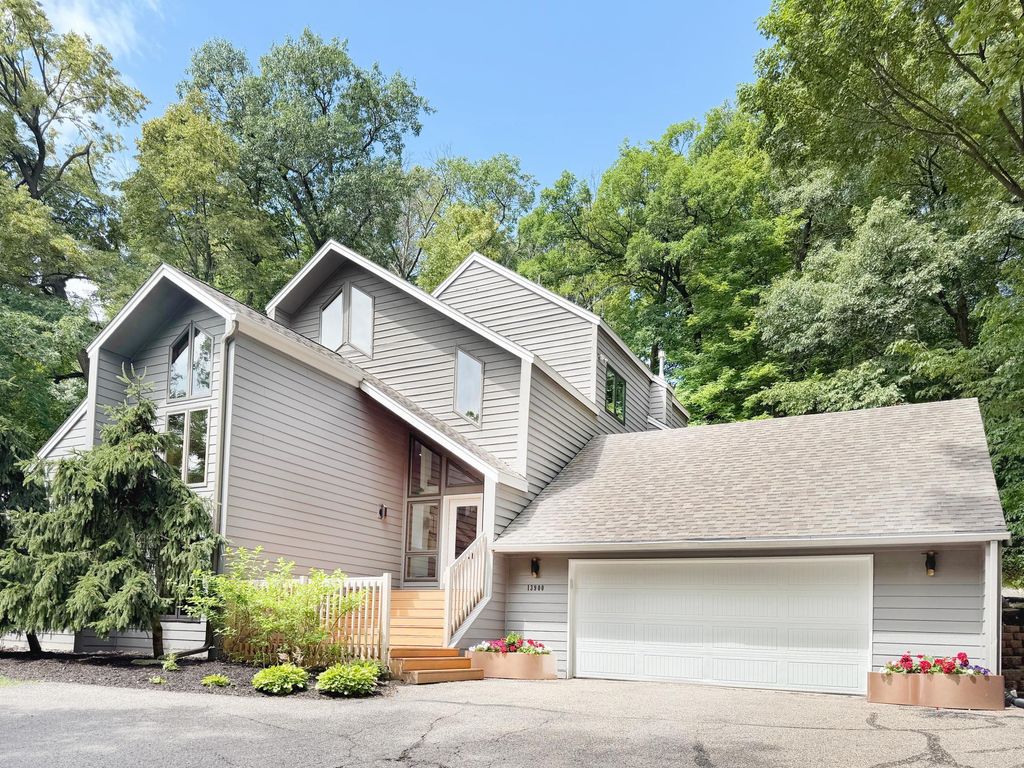 13900 Hill Ridge Drive, Hopkins, MN 55305