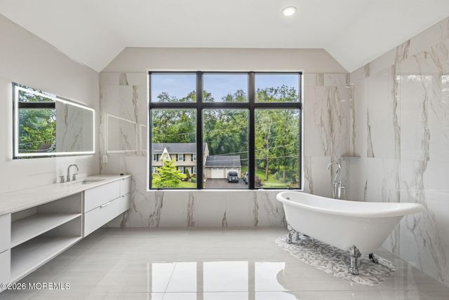 15 Hobart Street, Marlboro, NJ 07746