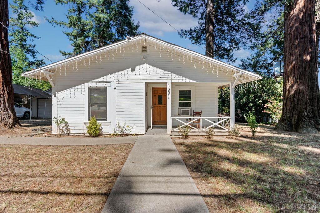 1301 Knob Hill Rd, Ukiah, CA 95482