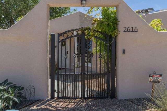 2616 Mountain Road NW, Albuquerque, NM 87104