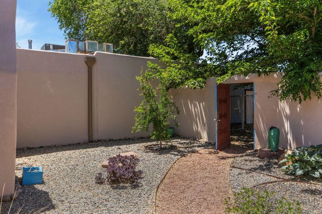 2616 Mountain Road NW, Albuquerque, NM 87104