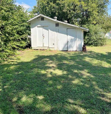 210 W Huffman Street, Krum, TX 76249