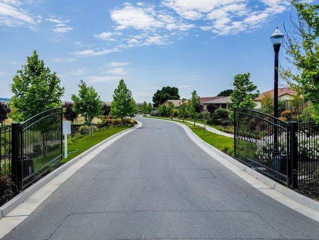 2080 White Oak Drive, Hollister, CA 95023