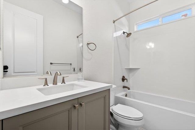 2080 White Oak Drive, Hollister, CA 95023