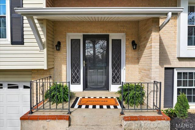 899 Parma Drive, Ballwin, MO 63021