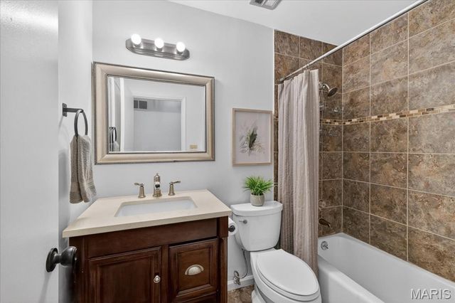 899 Parma Drive, Ballwin, MO 63021