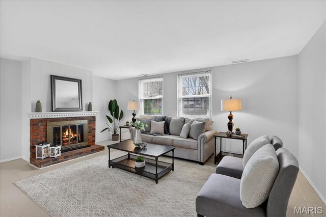 899 Parma Drive, Ballwin, MO 63021