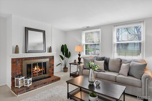 899 Parma Drive, Ballwin, MO 63021