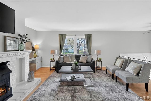 899 Parma Drive, Ballwin, MO 63021