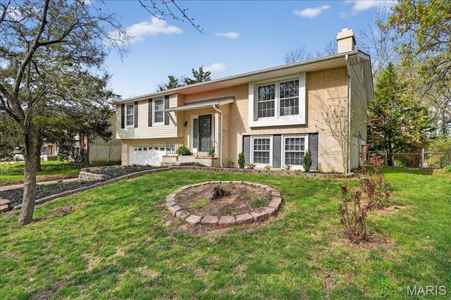 899 Parma Drive, Ballwin, MO 63021