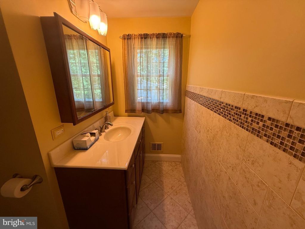 Image 18 of property listing at 4007 BREWSTER LN, Waldorf, MD 20601