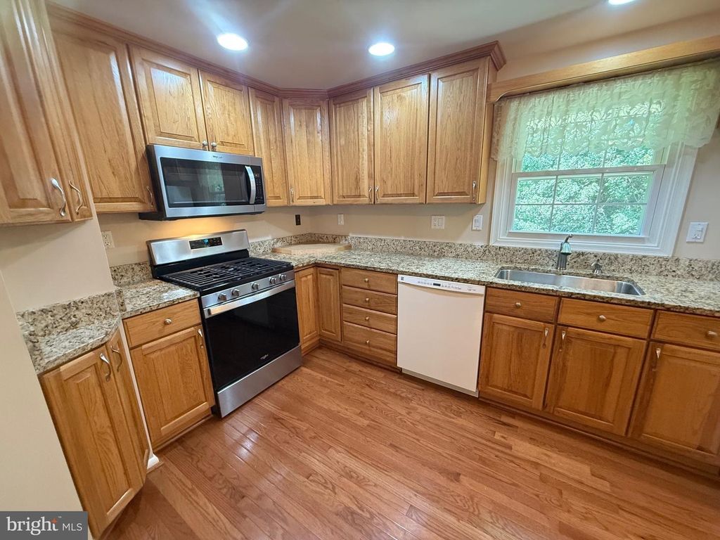 Image 2 of property listing at 4007 BREWSTER LN, Waldorf, MD 20601